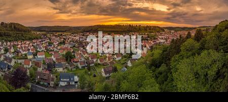 Germania, Albstadt allo skyline di Schwaebische Alb della città medievale illuminata dall'alba, vista aerea sopra i tetti e le case al tramonto Foto Stock