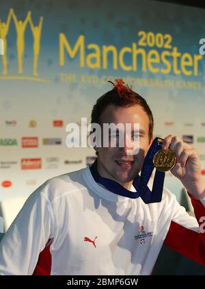 MANCHESTER - 30 LUGLIO: James Anderson d'Inghilterra celebra dopo aver vinto l'oro nel badmington degli uomini durante i Giochi del Commonwealth 2002, Manchester, Foto Stock