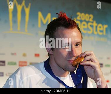 MANCHESTER - 30 LUGLIO: James Anderson d'Inghilterra celebra dopo aver vinto l'oro nel badmington degli uomini durante i Giochi del Commonwealth 2002, Manchester, Foto Stock