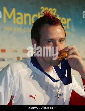 MANCHESTER - 30 LUGLIO: James Anderson d'Inghilterra celebra dopo aver vinto l'oro nel badmington degli uomini durante i Giochi del Commonwealth 2002, Manchester, Foto Stock