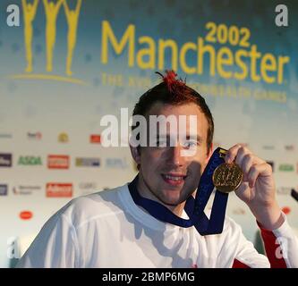 MANCHESTER - 30 LUGLIO: James Anderson d'Inghilterra celebra dopo aver vinto l'oro nel badmington degli uomini durante i Giochi del Commonwealth 2002, Manchester, Foto Stock