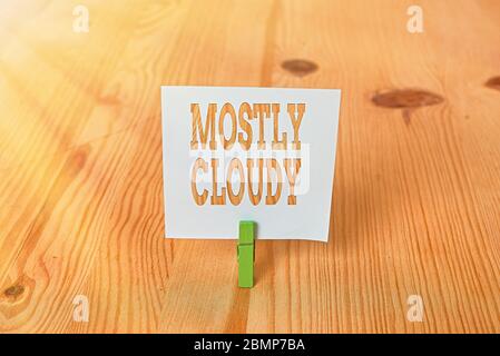 Scrivere a mano il testo per lo più Cloudy. Foto concettuale ombra vaporosa Foggy soffice Nubi nebulose Skyscape vuoto promemoria pavimento in legno sfondo verde c Foto Stock