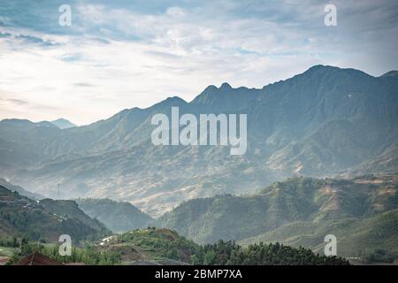 Vista panoramica della valle SA Pa e della catena montuosa, sotto la luce del mattino, SA Pa, Vietnam Foto Stock