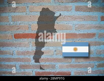 Mappa e bandiera argentina su sfondo mattone, immagine sfocata. Foto Stock