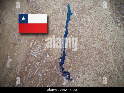 Mappa e bandiera del Cile su sfondo concreto, immagine sfocata. Foto Stock