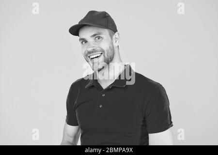 Amichevole negozio assistente. food order deliveryman. cassiere vacante. Affitto shop store lavoratore. happy guy. concessionario parete gialla. Venditore cassiere carriera. l uomo servizio consegna in rosso tshirt e tappo. Foto Stock