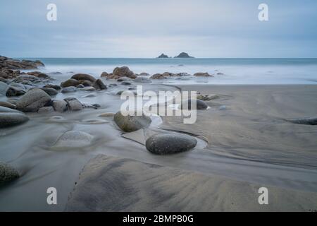 Porth Nanven in Cornovaglia con la sua bella spiaggia e liscio massi rotondi Foto Stock