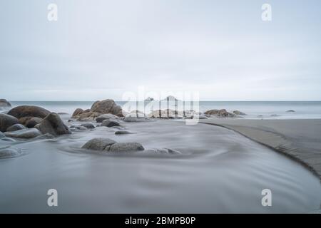 Porth Nanven in Cornovaglia con la sua bella spiaggia e liscio massi rotondi Foto Stock