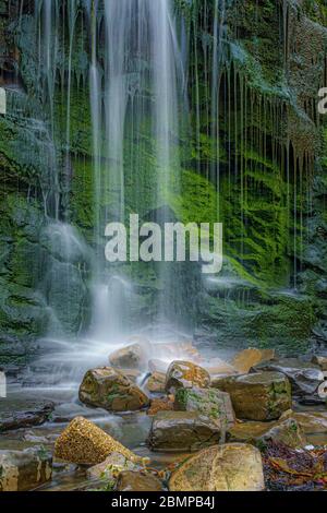 Cascata che cade sulle rocce sottostanti nella baia di Kimmeridge in Dorset Foto Stock