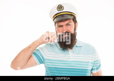 Capitano esperto di marinai. Marinaio barbuto isolato su bianco. Navy e marina. Concetto di avventure in mare. Marinaio o marinaio con barba lunga e baffi. Marinaio professionista. Frutti di mare. Proprietario della nave. Foto Stock