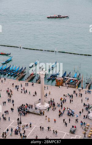 Venezia, Italia - 04 ottobre 2019: Vista aerea dall'alto del Molo della Gondola, dall'enorme campanile della cattedrale San Marco Campanile. Molta gente sull'argine Foto Stock