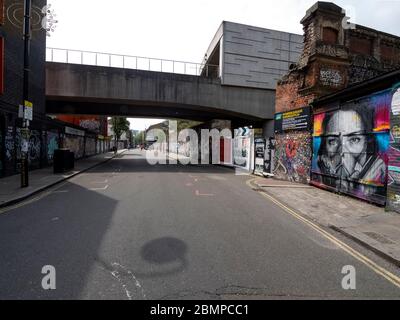 Londra. REGNO UNITO. Maggio, domenica 10 2020 a mezzogiorno. Ampio angolo di visuale di Brick Lane durante il blocco. Foto Stock