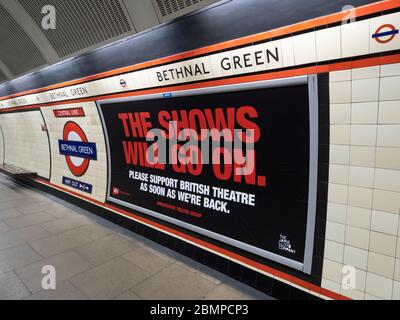 Londra. REGNO UNITO. Il 10 maggio 2020. Messaggio di supporto British Theatre sulla piattaforma Bethnal Green Staion durante il Lockdown. Foto Stock