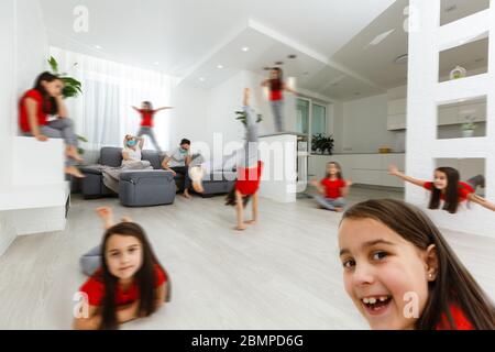 I giovani genitori infastiditi si siedono sul divano in cucina stanchi da una figlia che suona forte, la mamma ansiosa e il papà si rilassano sul divano a casa esausto Foto Stock