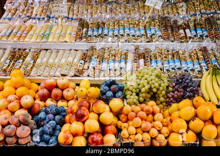 Venezia, Italia - 04 ottobre 2019: Bancarella di frutta di mercato, sulla vetrina sono ripiegati: Arance, mele, limoni, prugne, uva, banane, pesche di fico Foto Stock