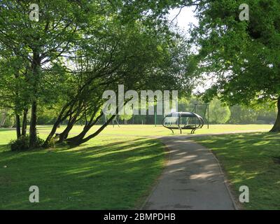 Boultham Park, Lincoln, Lincolnshire, posti a sedere, rifugio, area, panca del parco, spazi aperti, verde, alberi, ombreggiato, coperta, bosco. Foto Stock