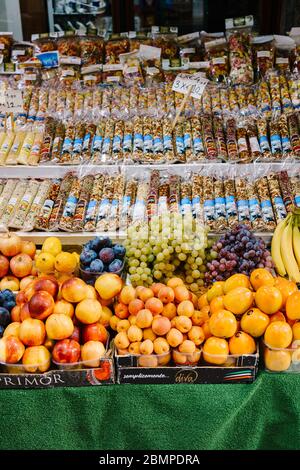 Venezia, Italia - 04 ottobre 2019: Bancarella di frutta di mercato, sulla vetrina sono ripiegati: Arance, mele, limoni, prugne, uva, banane, pesche di fico Foto Stock