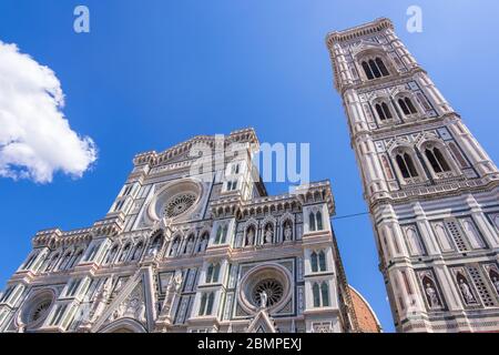 Firenze, Italia - 16 agosto 2019: Cattedrale di Santa Maria del Fiore e Campanile di Giotto in Piazza del Duomo a Firenze Foto Stock