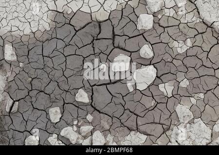 Asciugare incrinato il fango essiccato fuori laghetto / flusso causata dalla siccità prolungata dovuta a condizioni estreme di temperature estive Foto Stock