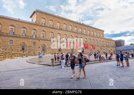 Firenze, Italia - 16 agosto 2019: Turisti che camminano vicino a Palazzo Pitti o Palazzo Pitti, è un vasto palazzo rinascimentale a Firenze Foto Stock