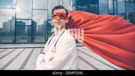primo piano: il supereroe del medico guarda con fiducia al futuro. Foto Stock