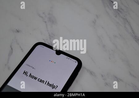 Bekasi - Indonesia May, 11, 2020 : Ciao, come posso aiutare? scrivere sullo smartphone isolato sulla scrivania dell'ufficio Foto Stock