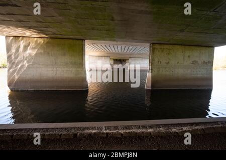 Gambe di supporto per ponti in cemento armato Foto Stock