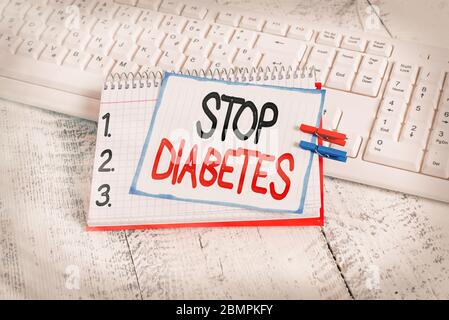 Cartello di testo con la scritta Stop Diabetes (Interrompi diabete). Foto di affari che mostra il livello di zucchero di anima è più alto del normale Inject insulina notebook promemoria carta clothespin p Foto Stock