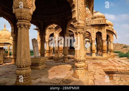 Bada Bagh cenotafs Mausoleo tomba indù . Jaisalmer, Rajasthan, India Foto Stock