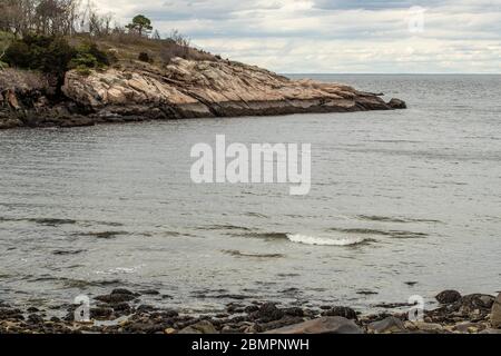 Conosciuta come un popolare punto di immersione subacquea proprio sulle linee della città tra Rockport e Gloucester, Mass. È una graziosa insenatura che adorna il nord-ovest di Glouceste. Foto Stock