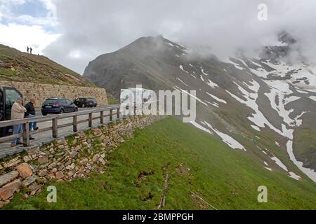 Visitatori al punto più alto della strada alpina Grossglockner Foto Stock