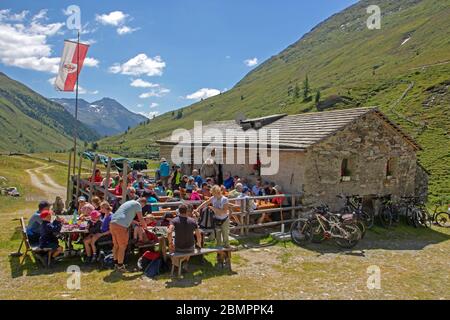 Escursionisti che pranzano nel villaggio di Jaghausalm nella valle di Oberhauser Foto Stock