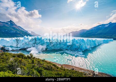 Il ghiaccio crolla nell'acqua al ghiacciaio Perito Moreno nel Parco Nazionale Los Glaciares vicino a El Calafate, Patagonia Argentina, Sud America. Foto Stock
