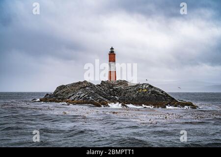 Il faro di Les Eclaireurs è noto come faro alla fine del mondo, nel canale di Beagle vicino a Ushuaia, Tierra del Fuego, Argentina meridionale. Foto Stock