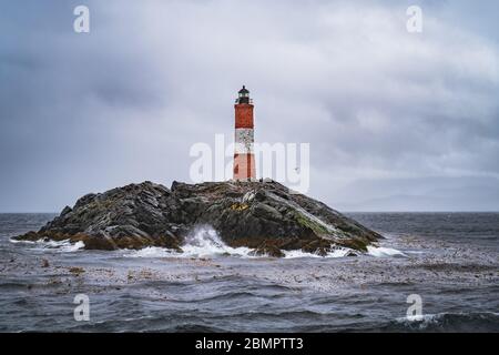 Il faro di Les Eclaireurs è noto come faro alla fine del mondo, nel canale di Beagle vicino a Ushuaia, Tierra del Fuego, Argentina meridionale. Foto Stock