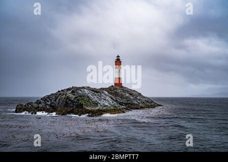 Il faro di Les Eclaireurs è noto come faro alla fine del mondo, nel canale di Beagle vicino a Ushuaia, Tierra del Fuego, Argentina meridionale. Foto Stock