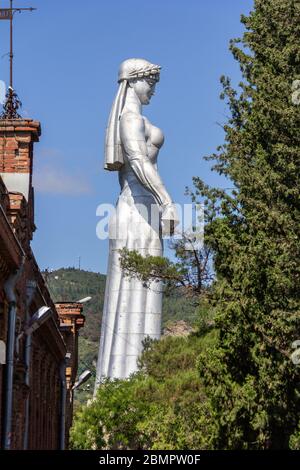 14 luglio 2019 - Tbilisi, Georgia - Madre della Georgia (Kartlis Deda) è una scultura in alluminio che domina la città Foto Stock