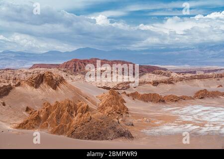 Paesaggi surreali nella Valle della Luna (in spagnolo: Valle de la Luna) vicino a San Pedro de Atacama in Cile, Sud America. Foto Stock
