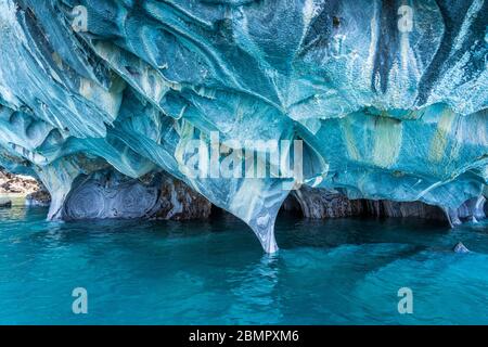 Le Grotte di marmo (in spagnolo: Cuevas de Marmol), una serie di grotte naturalmente scolpite nel Lago General Carrera in Cile, Patagonia, Sud America. Foto Stock