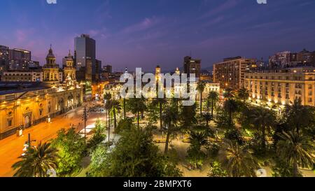 Plaza de Armas al tramonto a Santiago, la capitale e la città più grande del Cile, Sud America. Foto Stock