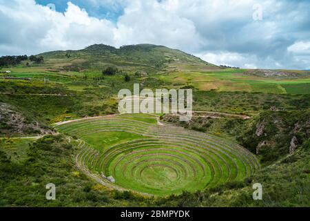 Terrazze Inca circolari di Moray, un sito archeologico nella Valle Sacra, regione di Cusco, Perù, Sud America. Foto Stock