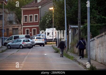 Noreña, SPAGNA: Molte persone camminano durante il 58° giorno dello Stato di allarme in Spagna, a Noreña, Spagna, il 10 maggio 2020. (Foto di Alberto Brevers/Pacific Press) Credit: Pacific Press Agency/Alamy Live News Foto Stock