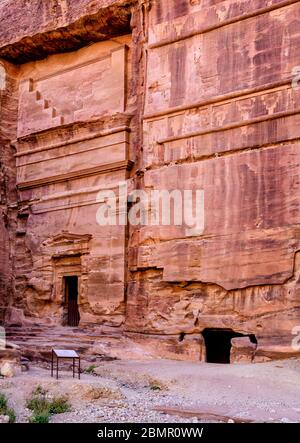 La facciata in pietra di Tomba BD 825, decorata con cinque scalini affacciati e un cavetto cornicione, con un attico semplice e principale entablature Foto Stock