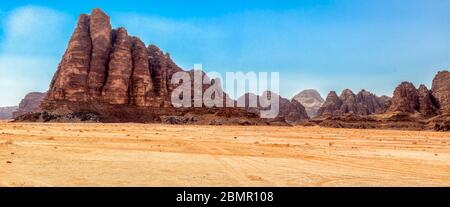 I sette pilastri della saggezza - una formazione rocciosa montagnosa gargantuana nel deserto del Wadi Rum, Giordania Foto Stock