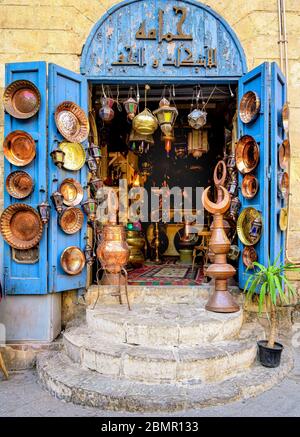 Piatti di rame e brassware e moschea minareto mezzaluna e luna in vendita nel mercato Khan el-Khalili al Cairo Foto Stock
