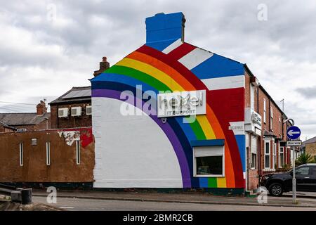 Warrington, Regno Unito. 10 maggio 2020. HEXEL, un'azienda DI SUPPORTO IT a Latchford, Warrington, ha sostituito il dipinto di una bandiera di Unione a lato dei suoi locali con un arcobaleno per mostrare il loro supporto per il British NHS Credit: John Hopkins/Alamy Live News Foto Stock