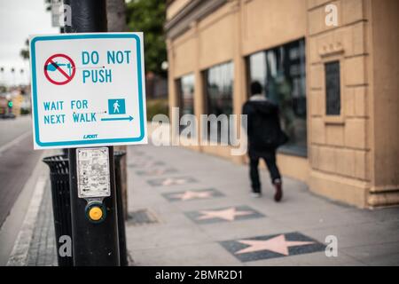 Los Angeles, USA, - 2020 aprile - i semafori di Hollywood sono passati alla modalità automatica per impedire la diffusione del COVID-19. In precedenza i pedoni avevano Foto Stock
