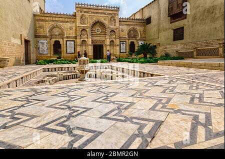 Facciata e cortile decorativo del Museo Copto al Cairo Foto Stock