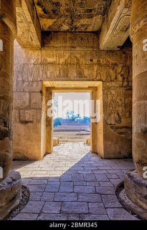 I geroglifici egiziani circondano un'uscita in pietra in un cortile del Tempio mortuario di Seti i a luxor Foto Stock