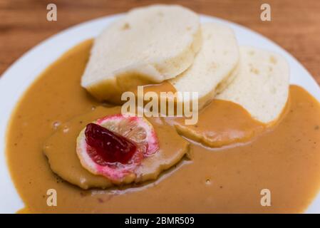 Filetto di manzo con salsa alla crema o pasto Svíckova na smetane con gnocchi di pane di patate. Cucina tradizionale ceca Foto Stock